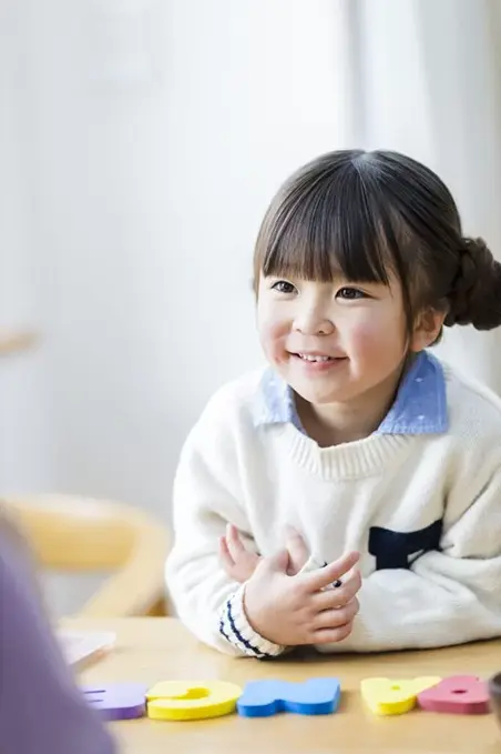 向かい合う子供