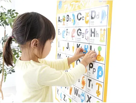 ABCパネルに向かう子供